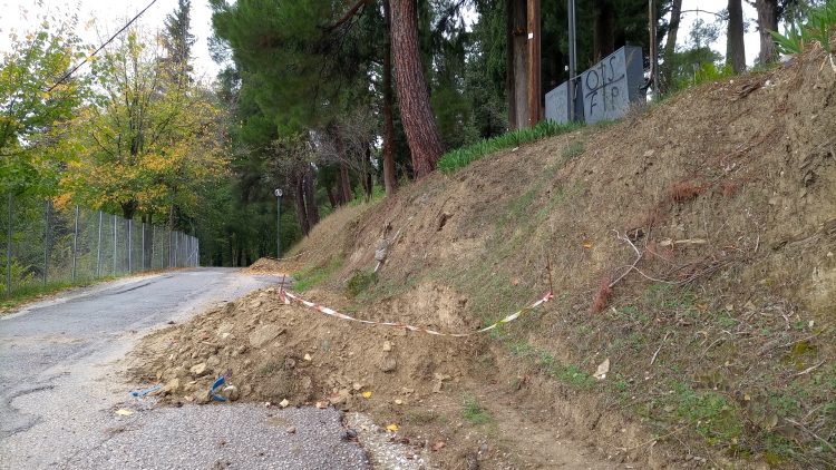 Τρίκαλα: Μετ’ …ελαφρών εμποδίων η κίνηση σε τμήμα της οδού Προφήτη Ηλία (ΕΙΚΟΝΕΣ)