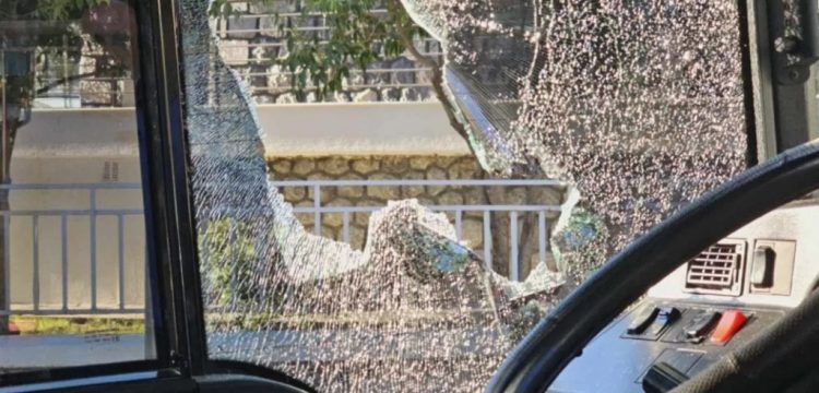 Εκτροπή λεωφορείου με 40 επιβάτες – Επί τόπου αστυνομία, πυροσβεστική και ΕΚΑΒ (ΕΙΚΟΝΕΣ)