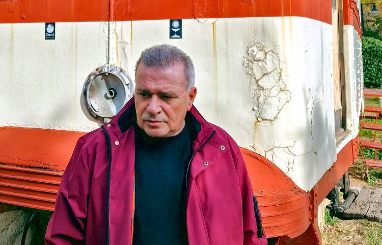 Ο Γιώργος Πολυμενάκος παρουσιάζει στα Τρίκαλα το βιβλίο του «Ιστορίες από μία αθέατη θάλασσα»