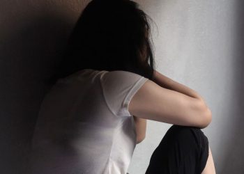«Θα σε σκοτώσω μπροστά στα παιδιά – Φύγετε για να μην το δείτε» – 43χρονος πατέρας απείλησε τη σύζυγό του