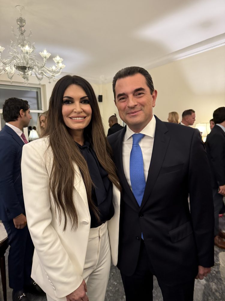 Mε την Kimberly Guilfoyle στην Πρεσβευτική κατοικία, ο Κώστας Σκρέκας