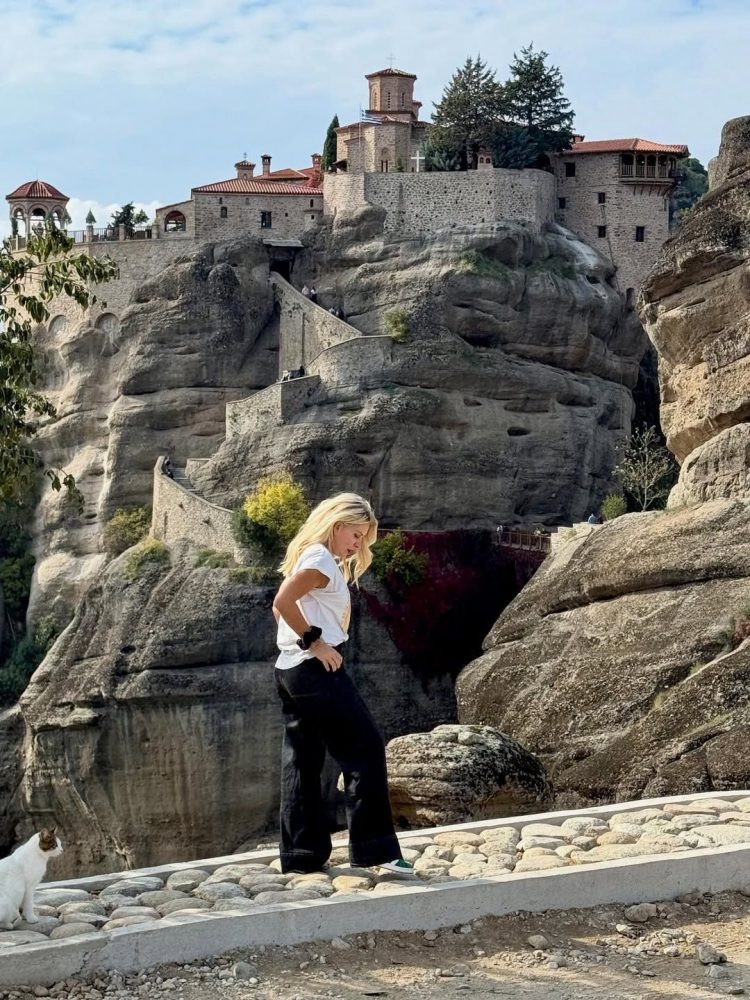 Μετέωρα: Η Ελένη Μενεγάκη βρέθηκε “εκεί όπου ο ουρανός αγγίζει την γη” (ΕΙΚΟΝΕΣ)