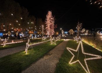 Τα Τρίκαλα φωτίστηκαν… και μαγέψαν! Η μεγάλη επιστροφή της κεντρικής πλατείας μετά από 3+ χρόνια – Οι πρώτες εικόνες από τον εντυπωσιακό στολισμό