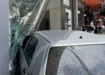 Πανικός: Αυτοκίνητο «καρφώθηκε» σε μικροβιολογικό εργαστήριο! (ΕΙΚΟΝΕΣ)