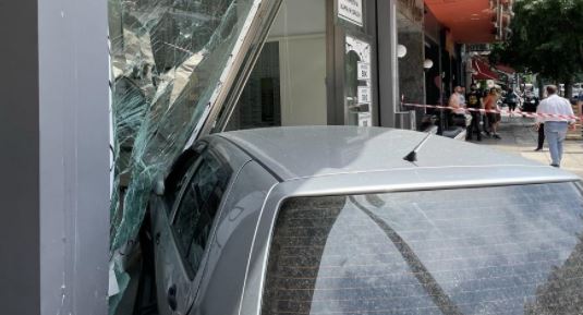 Πανικός: Αυτοκίνητο «καρφώθηκε» σε μικροβιολογικό εργαστήριο! (ΕΙΚΟΝΕΣ)