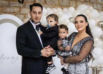 Μια αξέχαστη ημέρα για τον Θωμά Μερτσιώτη και τη Λυδία Παναγιώτου – Η βάφτιση των δίδυμων παιδιών τους