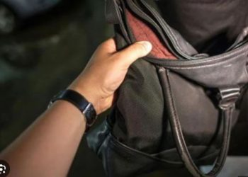 Άφησε την τσάντα της στο παγκάκι και την «βούτηξαν»