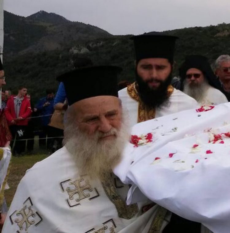 Εκοιμήθη ο πατήρ Αντώνιος Βασταρδής, ο παπάς με το τρακτέρ και το σκουφάκι, σε ηλικία 78 ετών