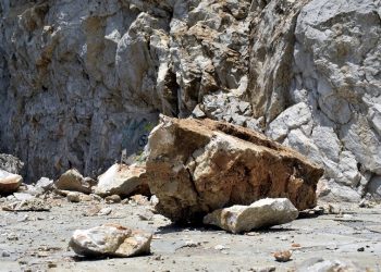 Βράχοι πέρασαν μέσα από ΙΧ!!! Από θαύμα γλίτωσαν οδηγός & συνοδηγός στην Παλαιοκαρυά (ΕΙΚΟΝΕΣ)