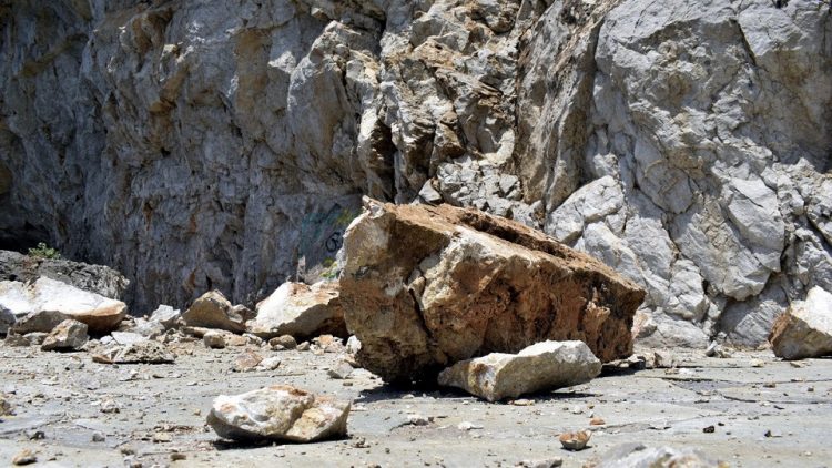 Βράχοι πέρασαν μέσα από ΙΧ!!! Από θαύμα γλίτωσαν οδηγός & συνοδηγός στην Παλαιοκαρυά (ΕΙΚΟΝΕΣ)