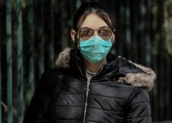 Ανησυχία επιστημόνων για τη μετάδοση της γρίπης κατά τις γιορτές – Ποιες είναι οι ομάδες κινδύνου