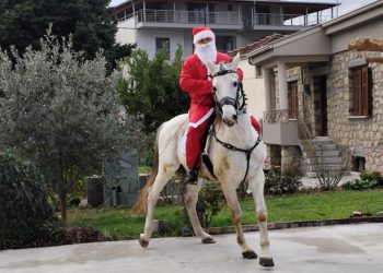 Στην Καλαμπάκα ο Άγιος Βασίλης πήρε το… άλογο και πήγε να μοιράσει δώρα (ΕΙΚΟΝΕΣ)