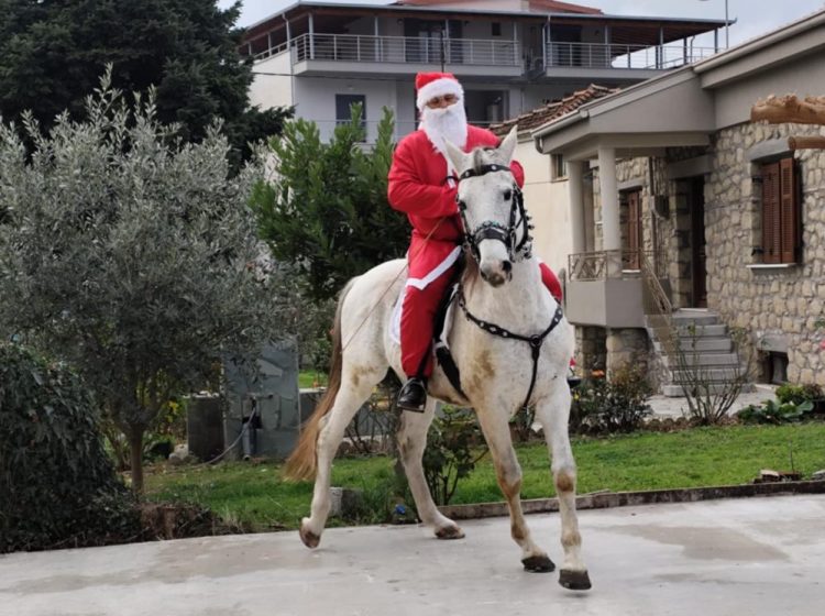 Στην Καλαμπάκα ο Άγιος Βασίλης πήρε το… άλογο και πήγε να μοιράσει δώρα (ΕΙΚΟΝΕΣ)