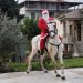 Στην Καλαμπάκα ο Άγιος Βασίλης πήρε το… άλογο και πήγε να μοιράσει δώρα (ΕΙΚΟΝΕΣ)