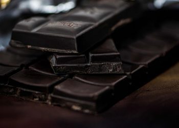 Θεοβρεομίνη: Η χημική ουσία στη μαύρη σοκολάτα μπορεί να επιβραδύνει τη γήρανση