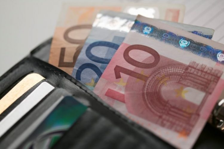 Πότε και πόσο αυξάνονται τα επιδόματα το 2026 – Δείτε αναλυτικά