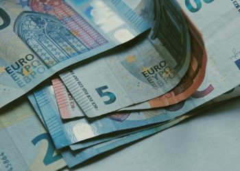 Βρήκε τον τρόπο να εξαπατά τα θύματά του με… χαρτονομίσματα!