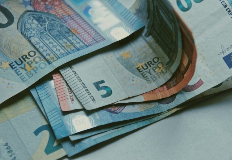 Βρήκε τον τρόπο να εξαπατά τα θύματά του με… χαρτονομίσματα!
