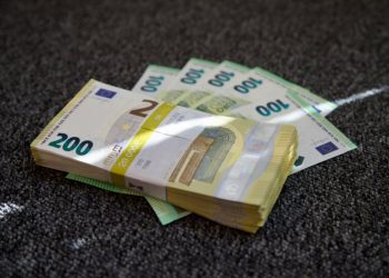 Υποδυόμενη την διαμεσολαβήτρια έβαλε στην τσέπη της άλλα 30.000 ευρώ που ξάφρισε από έξι άτομα!