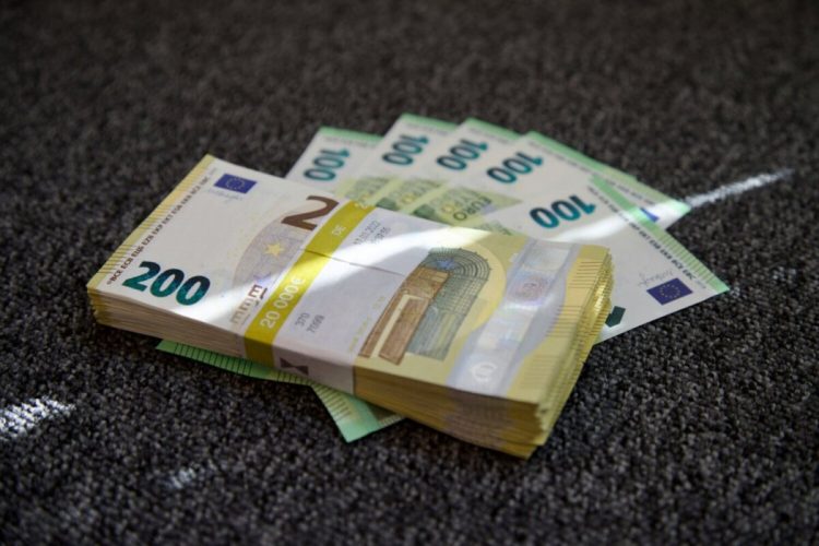 Υποδυόμενη την διαμεσολαβήτρια έβαλε στην τσέπη της άλλα 30.000 ευρώ που ξάφρισε από έξι άτομα!