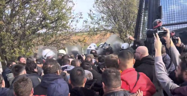 Μπλόκα: Κλειστή η εθνική σε Νίκαια και Ε65 – Τρακτέρ και αγρότες σήμερα έξω από τα δικαστήρια της Λάρισας για τους δύο συλληφθέντες συναδέλφους 