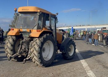 Οι αγρότες κάνουν στην άκρη τα τρακτέρ για τους εκδρομείς – Παραμένουν στα μπλόκα (ΒΙΝΤΕΟ)
