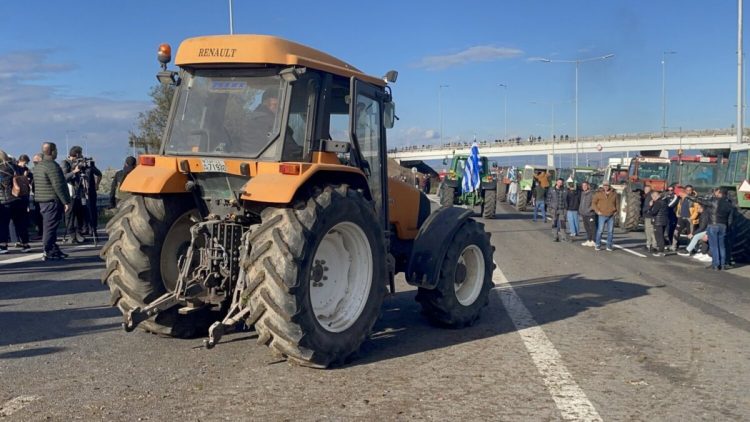 Οι αγρότες κάνουν στην άκρη τα τρακτέρ για τους εκδρομείς – Παραμένουν στα μπλόκα (ΒΙΝΤΕΟ)