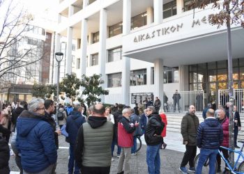Έκρυθμη η κατάσταση έξω από τα δικαστήρια της Λάρισας: «Έχουν τον «Φραπέ» να τους φτύνει στα μούτρα και παίρνουν τους αγρότες σαν κοινούς εγκληματίες» (ΕΙΚΟΝΕΣ – ΒΙΝΤΕΟ)