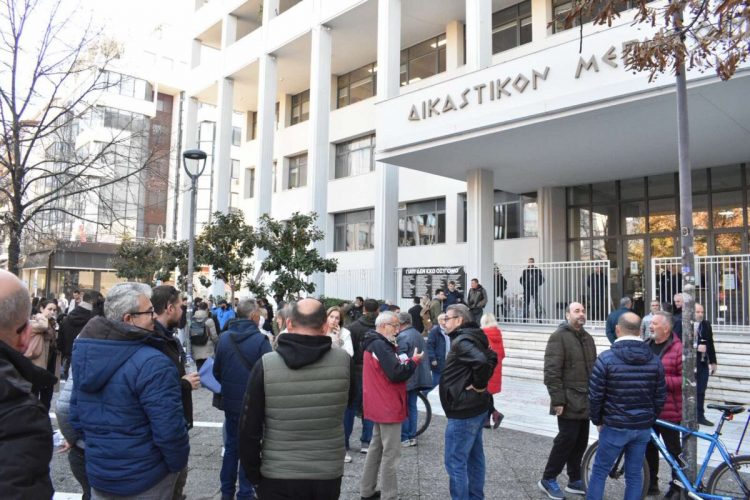 Έκρυθμη η κατάσταση έξω από τα δικαστήρια της Λάρισας: «Έχουν τον «Φραπέ» να τους φτύνει στα μούτρα και παίρνουν τους αγρότες σαν κοινούς εγκληματίες» (ΕΙΚΟΝΕΣ – ΒΙΝΤΕΟ)