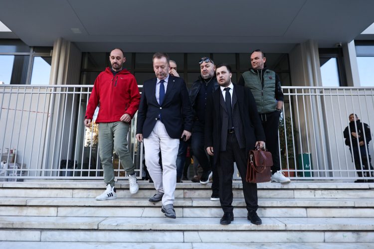 Αναβολή στο αυτόφωρο για τους αγρότες – Την Πέμπτη το δικαστήριο (ΕΙΚΟΝΕΣ – ΒΙΝΤΕΟ)