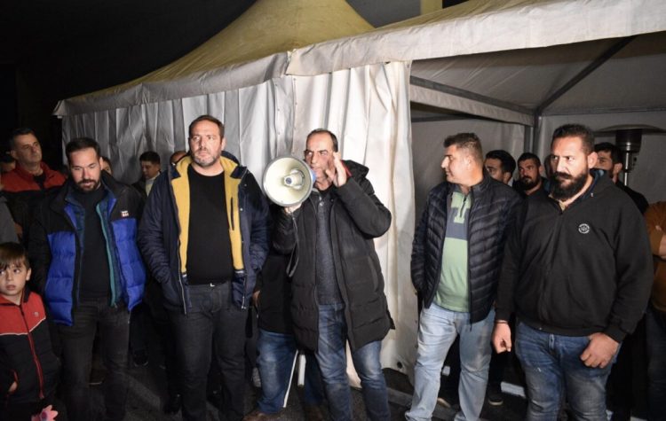Αγρότες στη Νίκαια Λάρισας: «Θα γεμίσει με μπλόκα όλη η Ελλάδα – Έρχονται και άλλα τρακτέρ αύριο – Μαρούδας: «Είμαστε 3-0 μέχρι τώρα, πάμε καλά (ΕΙΚΟΝΕΣ – ΒΙΝΤΕΟ)