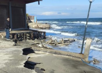 Η θάλασσα «τρώει» τη στεριά στα Μεσάγγαλα – Παραλία 70 μέτρων περιορίστηκε στο ένα – Κοντεύει να μπει μέσα στα σπίτια (ΕΙΚΟΝΕΣ)