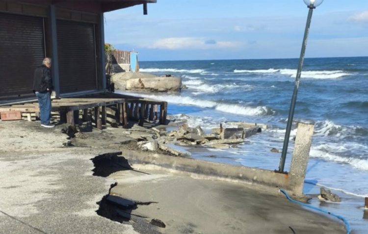 Η θάλασσα «τρώει» τη στεριά στα Μεσάγγαλα – Παραλία 70 μέτρων περιορίστηκε στο ένα – Κοντεύει να μπει μέσα στα σπίτια (ΕΙΚΟΝΕΣ)