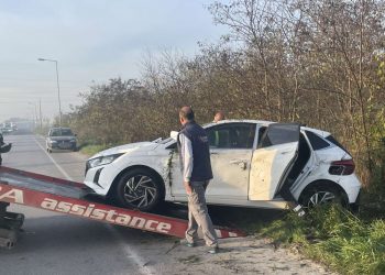 Τούμπαρε αυτοκίνητο – Χωρίς γρατζουνιά η οδηγός, «άγιο» είχε… (ΕΙΚΟΝΕΣ – ΒΙΝΤΕΟ)