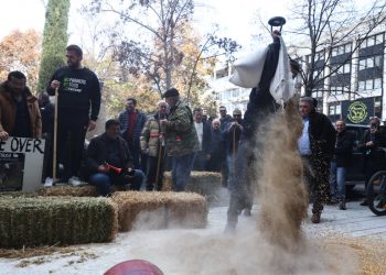 Οργή κτηνοτρόφων στη Λάρισα – Έχυσαν γάλα και ζωοτροφές μπροστά από το Δικαστικό Μέγαρο – «Ο πρωθυπουργός να έρθει στη Θεσσαλία με λύσεις» (ΕΙΚΟΝΕΣ – ΒΙΝΤΕΟ)