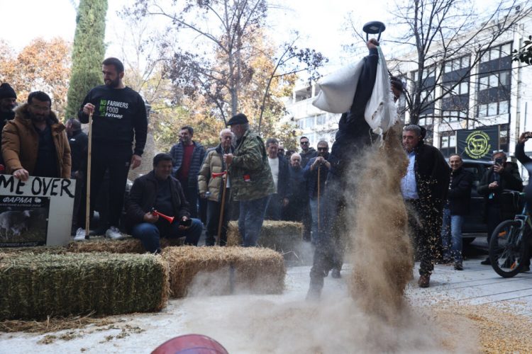 Οργή κτηνοτρόφων στη Λάρισα – Έχυσαν γάλα και ζωοτροφές μπροστά από το Δικαστικό Μέγαρο – «Ο πρωθυπουργός να έρθει στη Θεσσαλία με λύσεις» (ΕΙΚΟΝΕΣ – ΒΙΝΤΕΟ)
