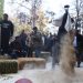 Οργή κτηνοτρόφων στη Λάρισα – Έχυσαν γάλα και ζωοτροφές μπροστά από το Δικαστικό Μέγαρο – «Ο πρωθυπουργός να έρθει στη Θεσσαλία με λύσεις» (ΕΙΚΟΝΕΣ – ΒΙΝΤΕΟ)