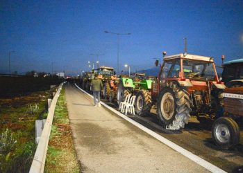 «Μυστήριο» περιστατικό με δεκάδες μαυροφορεμένους κρανοφόρους σε αγροτικό μπλόκο!