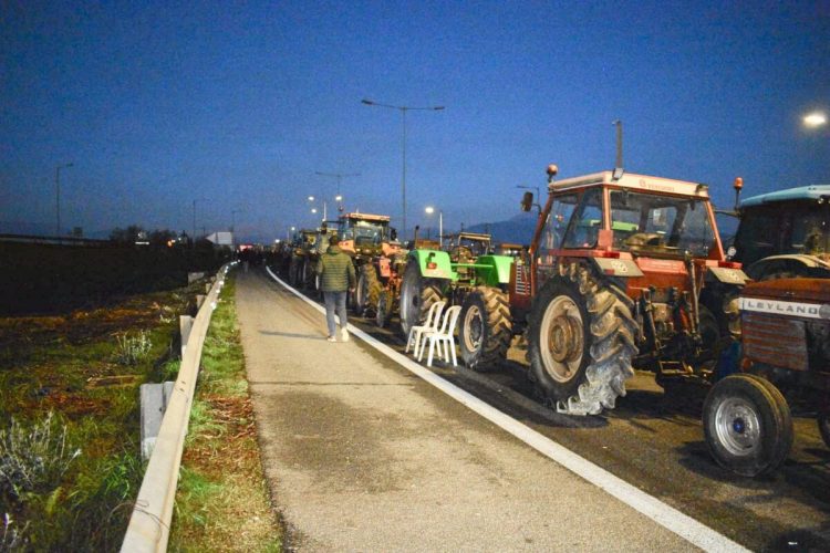 «Μυστήριο» περιστατικό με δεκάδες μαυροφορεμένους κρανοφόρους σε αγροτικό μπλόκο!