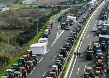 Συγκλονιστικές εικόνες από ψηλά στο μπλόκο των αγροτών στη Νίκαια – Χιλιάδες τρακτέρ στην Εθνική (BINTEO)