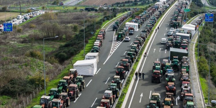 Συγκλονιστικές εικόνες από ψηλά στο μπλόκο των αγροτών στη Νίκαια – Χιλιάδες τρακτέρ στην Εθνική (BINTEO)