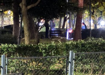 Άναψαν φωτιά σε βαρέλι στο πάρκο για να ζεσταθούν με… χαλαρό κους κους – Η επέμβαση της αστυνομίας (ΕΙΚΟΝΕΣ)