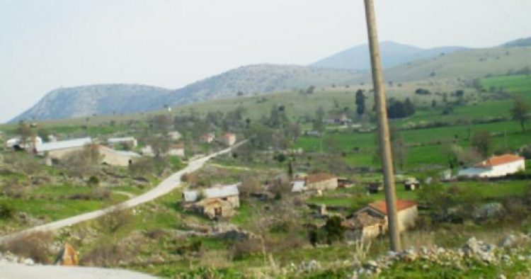 Το θεσσαλικό χωριό που απλώνεται σαν ξεχασμένο πετράδι και μετρά μόλις δυο ψυχές και ο οικισμός με σπίτια που μοιάζουν να έχουν στεγνώσει (ΕΙΚΟΝΕΣ)  