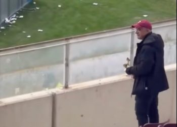 Viral Λαρισαίος που λιβάνιζε από τις κερκίδες την ΑΕΛ με το θυμιατό στο χέρι για να ξορκίσει το κακό (ΒΙΝΤΕΟ)