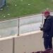 Viral Λαρισαίος που λιβάνιζε από τις κερκίδες την ΑΕΛ με το θυμιατό στο χέρι για να ξορκίσει το κακό (ΒΙΝΤΕΟ)