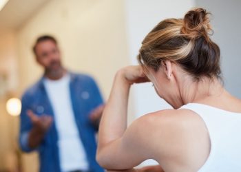 Πήγε τον σύζυγό της στο δικαστήριο γιατί της είπε «θες χορό καλαματιανό…» – Ποια ήταν η ετυμηγορία