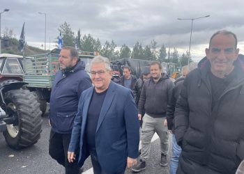 Στα ισχυρά μπλόκα της Θεσσαλίας ο Δημήτρης Κουτσούμπας – Στηρίζουμε τον αγώνα και τα αιτήματά σας (ΕΙΚΟΝΕΣ – ΒΙΝΤΕΟ)