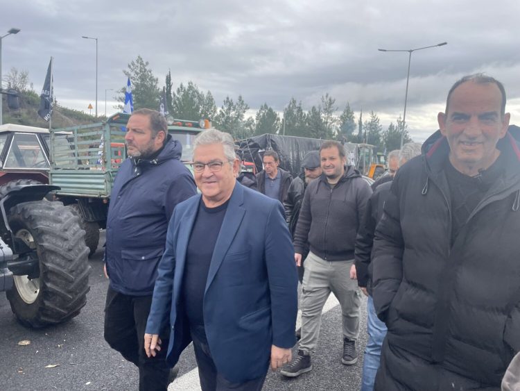Στα ισχυρά μπλόκα της Θεσσαλίας ο Δημήτρης Κουτσούμπας – Στηρίζουμε τον αγώνα και τα αιτήματά σας (ΕΙΚΟΝΕΣ – ΒΙΝΤΕΟ)