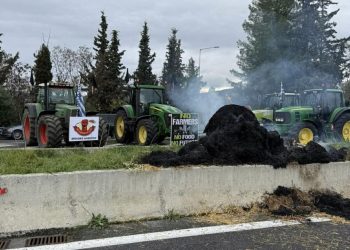 Αγρότες της Μαγνησίας έκλεισαν την εθνική οδό έξω από τον Βόλο – Δείτε εικόνες