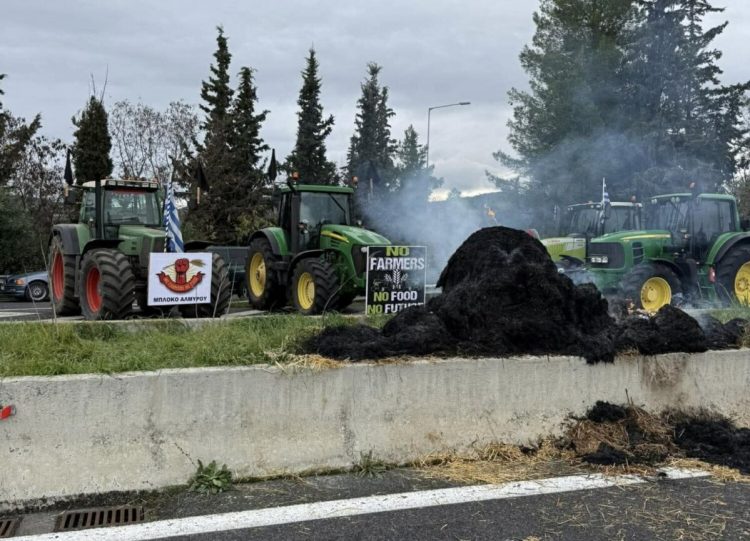 Αγρότες της Μαγνησίας έκλεισαν την εθνική οδό έξω από τον Βόλο – Δείτε εικόνες
